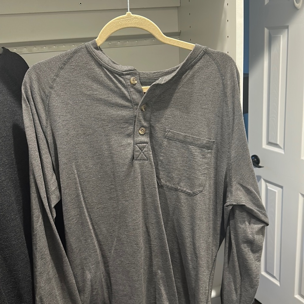 The North face Henley size large size it’s pocket